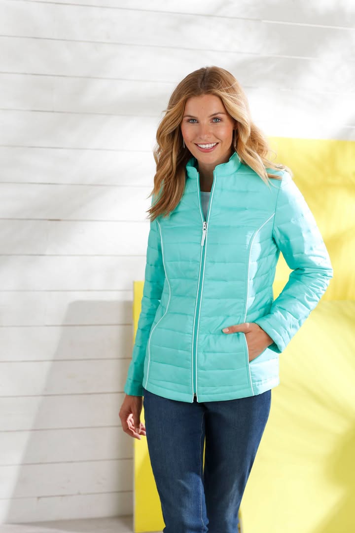Eine Übergangsjacke – wie etwa in mint-weiß für kühlere Tage empfiehlt sich immer. Bild: Sieh an! F/S-Katalog 2021/Witt-Gruppe