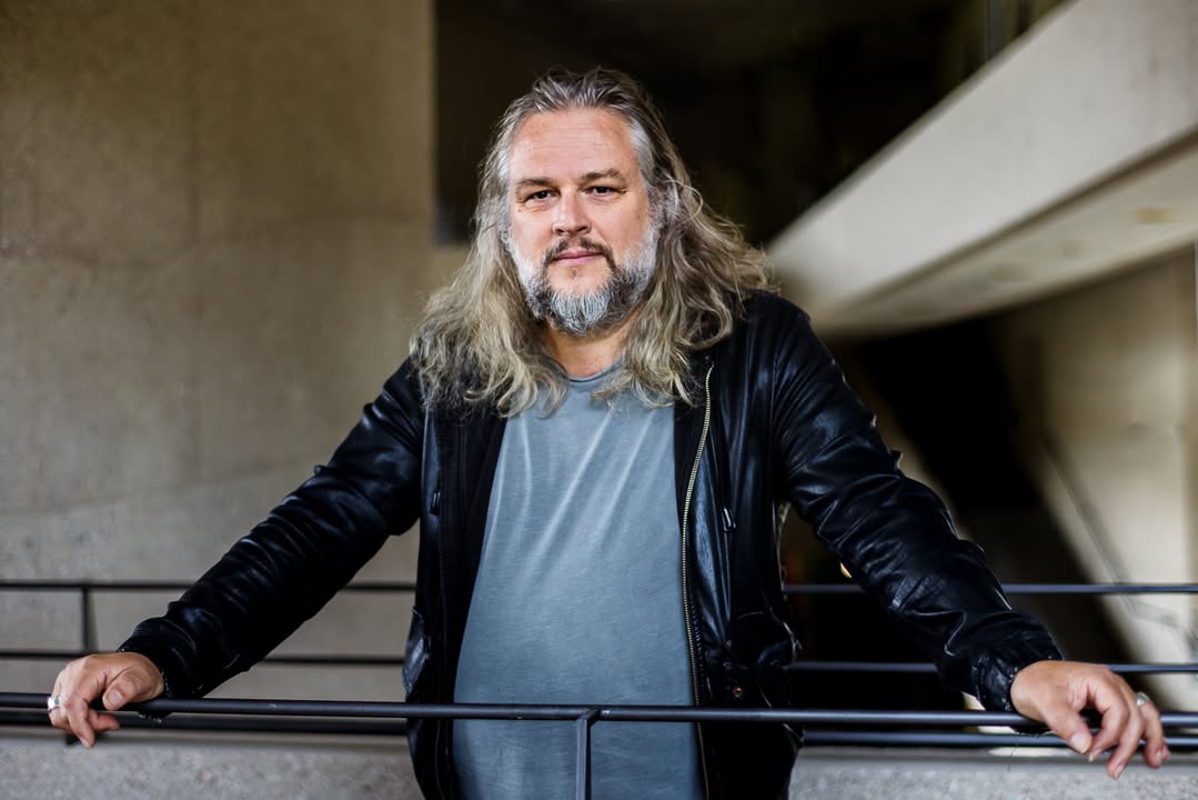 Matthias Zentner. Foto: HFF München/Robert Pupeter.
Für die visuelle Grenzerfahrung steht Matthias Zentner als Creative Director. Er ist in München geboren, lebt und arbeitet aber als Künstler, Designer und Regisseur überall auf der Welt. Schon früh hat er als preisgekrönter Werberegisseur und Fotograf die Welt bereist, sich künstlerisch auch vielfältigster Art weiterentwickelt und es zu einem weltweit gefragten Regisseur im Bereich Design, Werbung und Experimentalfilm gebracht. Er repräsentiert die Weiterentwicklung von visual arts. Zentner arbeitet wie seine Kolleg*innen abteilungsübergreifend und ist organisatorisch der Abteilung Bildgestaltung/VFX (Leitung: Prof. Jürgen Schopper) zugeordnet.
Weitere Informationen: https://vimeo.com/matthiaszentner