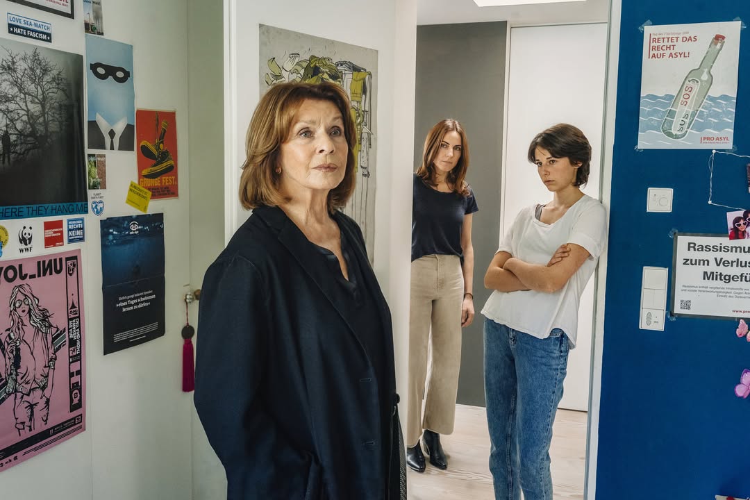 „An seiner Seite“: Charlotte Kler (Senta Berger, l.) sucht den Kontakt zu ihrer Enkeltochter Lisa Frankenberg (Laila Padotzke, r.). Ihre Tochter Viola (Antje Traue, M.) ist skeptisch und will wissen, warum sich Charlotte auf einmal für sie interessiert. Foto: © ZDF/Hendrik Heiden
