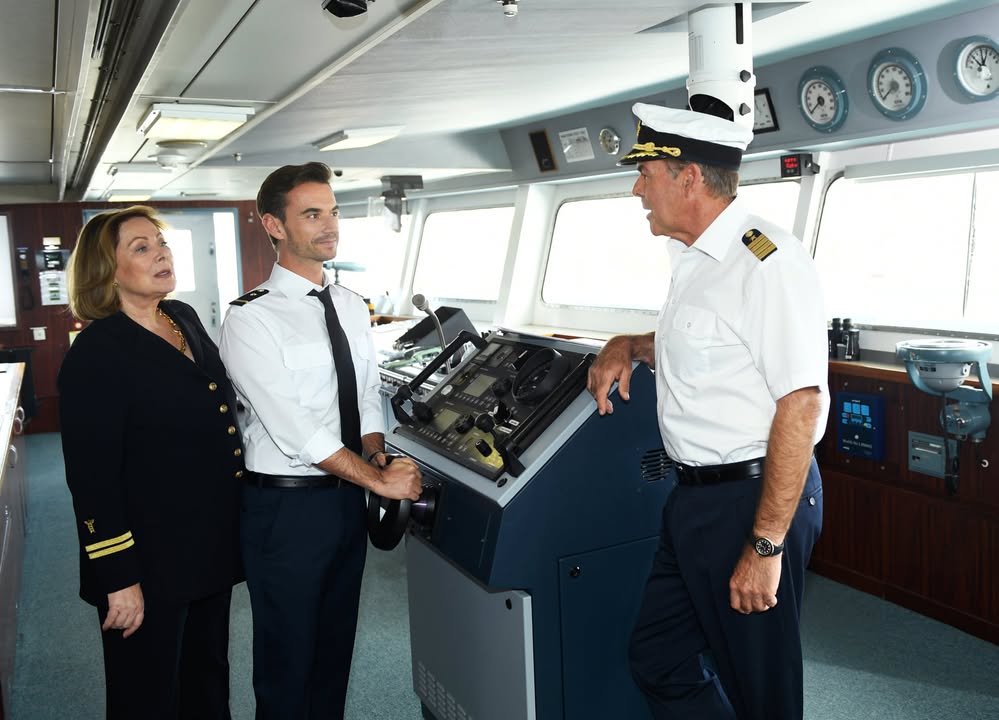 Heide Keller (l.), Kapitän Burger (Sascha Hehn, r.) hat große Pläne mit dem jungen Offizier Florian (Florian Silbereisen, M.). Foto: © ZDF/ Dirk Bartling