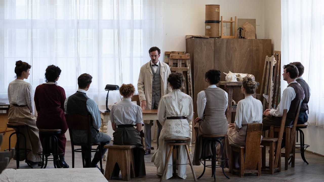 Wassily Kandinsky (Vladimir Burlakov) als Lehrer mit Schülern im Atelier der Phalanx-Malschule. Foto von Stephanie Kulbach ┬®CCC Cinema und Television