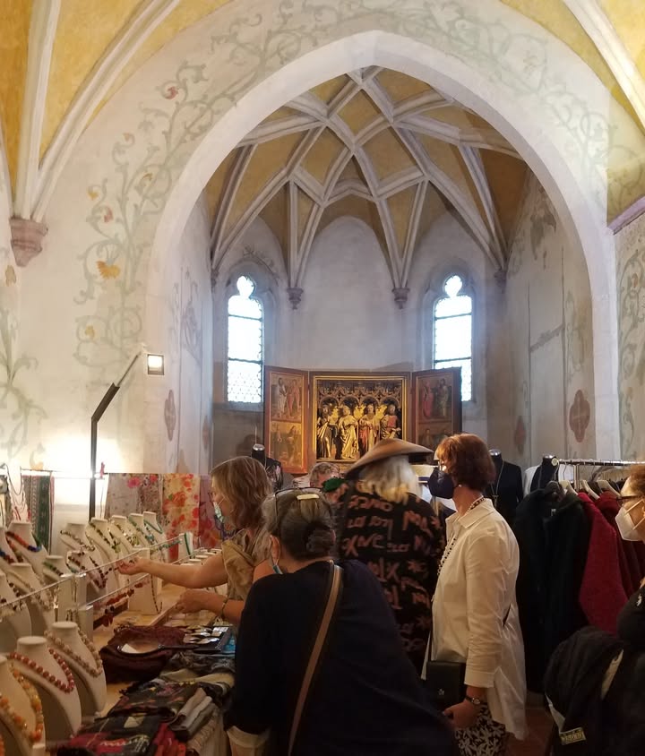 Besucherinnen mit großem Interesse für Schmuck und Accessoires. Bild: © Brigitte Karch