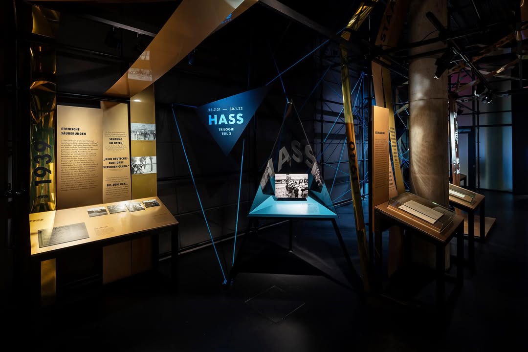 HDG-Ausstellung „Gier“ zeigt Ausstellungsraum Image Hass. Foto: © Daniel Stauch