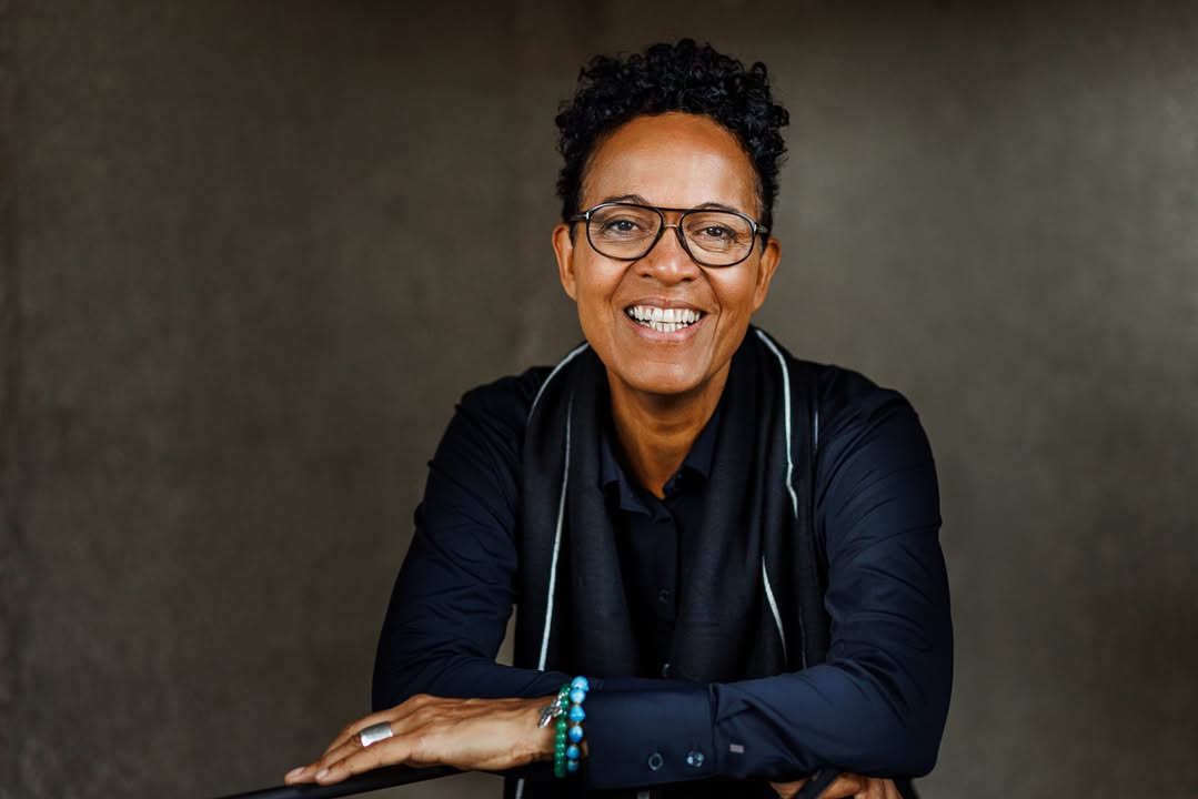 Mo Asumang. Foto: HFF München/Robert Pupeter.
Mo Asumang zeigt uns wie aus kreativer Vielfalt sowohl als Regisseurin, Autorin und Produzentin (auch international) als auch Moderatorin und schließlich Dozentin (u.a. Yale/USA) eine beeindruckende, internationale Karriere gelingen kann. Als schwarze deutsche Frau hat sie es in ihrer Karriere an die Spitze mit weltweiter Anerkennung geschafft und wurde 2019 mit dem Bundesverdienstkreuz am Bande ausgezeichnet. Sie steht nicht nur für den Kampf gegen Diskriminierung, sondern auch für vielseitiges Empowerment unterschiedlicher künstlerischer Gestaltungsprozesse und didaktischer Lehre. Asumang arbeitet wie ihre Kolleg*innen abteilungsübergreifend und ist organisatorisch der Abteilung Regie Dokumentarfilm (Leitung: Prof. Karin Jurschick) zugeordnet.
Weitere Informationen: https://www.mo-asumang.com/