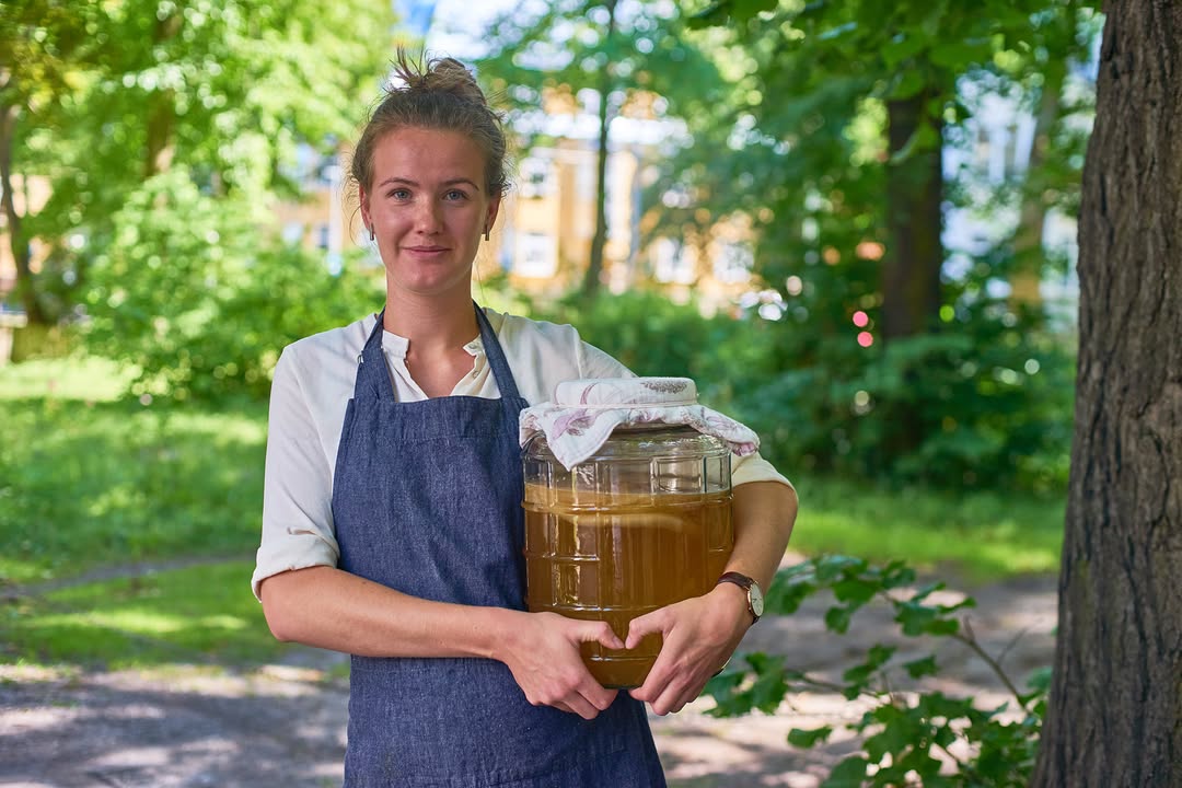 Eine Mitarbeiterin mit dem Softgetränk Mjuk Kombucha. Foto: Visit Estonia/Robert Noo
