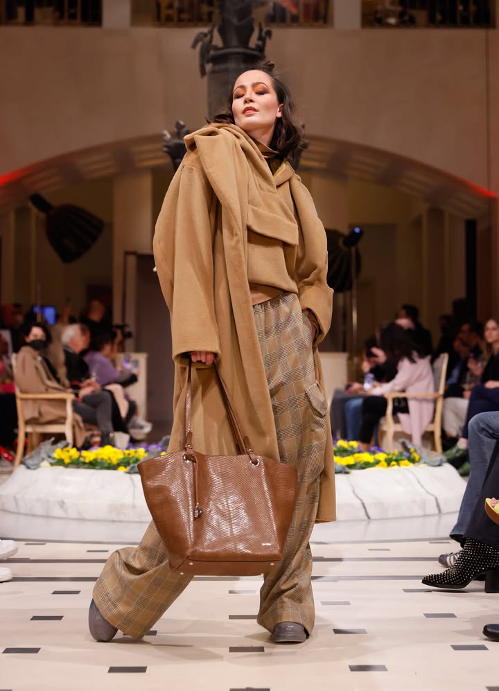 Anja Gockel Fashionshow W22/23 Weltgewand(t) Tasche Picard. Foto by Chris Gonz