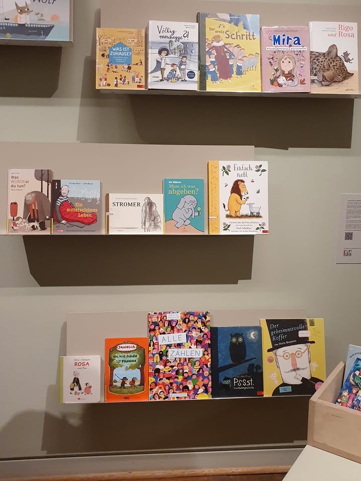 Bücherwand im Kinderzimmer. Foto: © Brigitte Karch