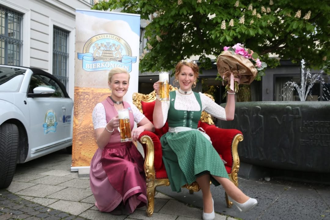 Königliche Hoheiten unter sich (v.l.): Bayerische Bierkönigin 2019-2021 Vroni Ettstaller und 11. Bayerische Bierkönigin 2021/ 2022 Sarah Jäger. Foto: Bayerischer Brauerbund