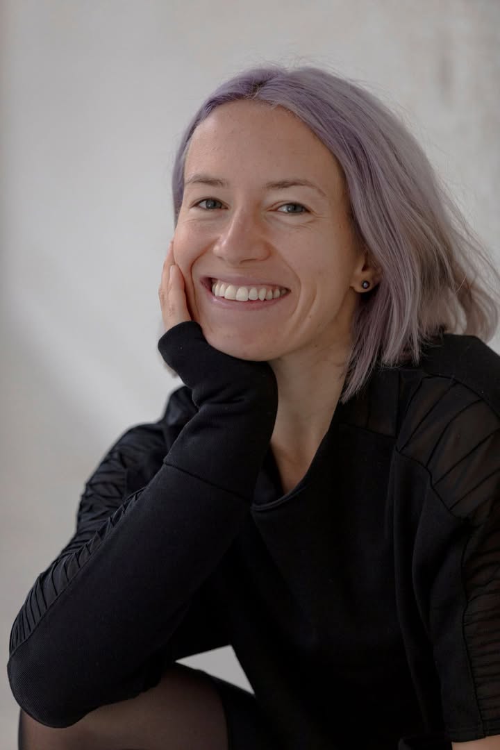 Anastasia Shevchenko: „Wir haben es [Anm.d.Red. den digitalen Auftritt] wirklich durchdacht, um ein unvergessliches Erlebnis zu bieten, abgesehen von der Tatsache, dass wir Top-Yoga-Experten engagiert haben, um ihre tiefgehenden Workshops zu einer Vielzahl von Themen rund um Yoga und Achtsamkeit zu präsentieren, die in diesen Tagen mehr denn je benötigt werden!“ Berlin: Fotograf: Elad Itzkin Yoga