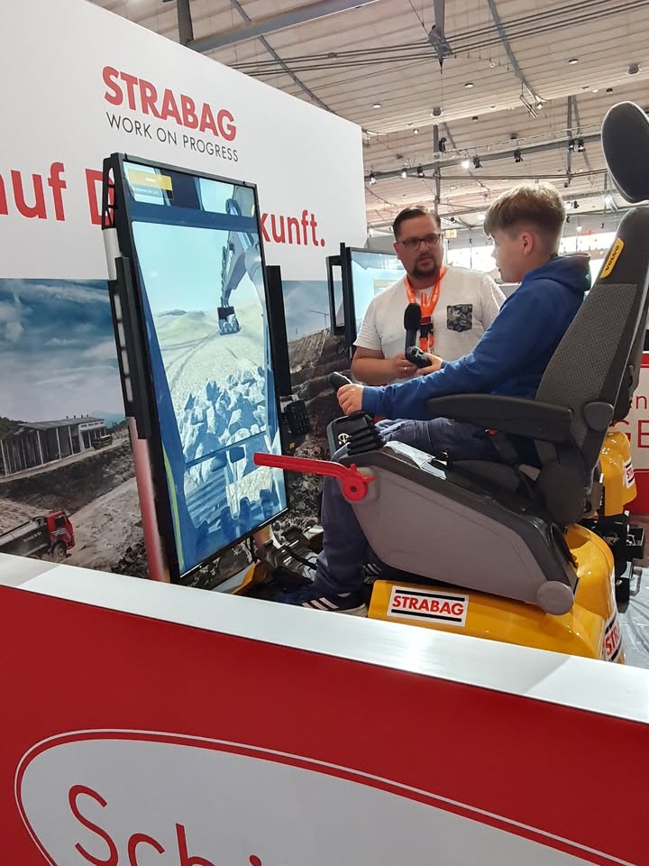 * Schüler probiert am Stand der Strabag AG den Bagger-Simulator. Foto: © Brigitte Karch