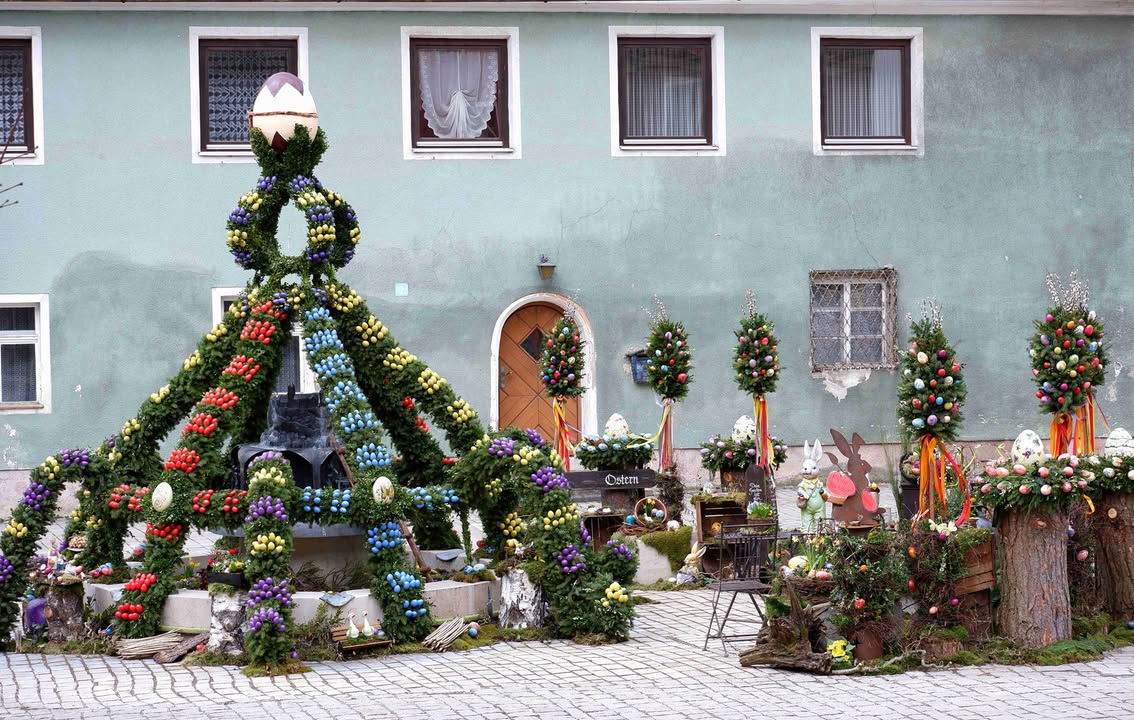 Marktplatz 1, geschmückt von der Ortsgemeinschaft Osterbrunnen