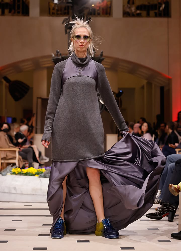 Anja Gockel Fashionshow W22/23 Weltgewand(t) Brille Hies Optik, Cashmere Edelziege. Foto by Chris Gonz