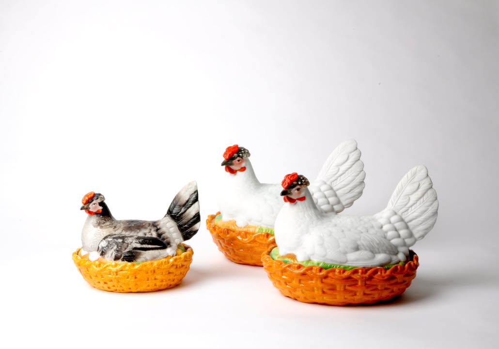 Gefäße in Form eines brütenden Huhns, "Hen on Nest", Biskuitporzellan, glasierte Keramik Staffordshire, England, 19. Jh. Foto: © Laura Lidzbarski