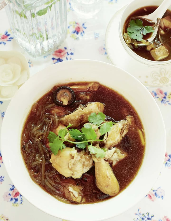 Hühnersuppe mit Nudeln und Shiitake. Foto: © Grégoire Kalt