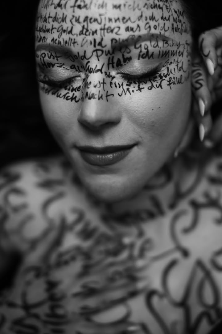 Jeannine Platz, Artist Kalligraphie THE VOICE ON MY SKIN. Foto: Jasmin Wagner