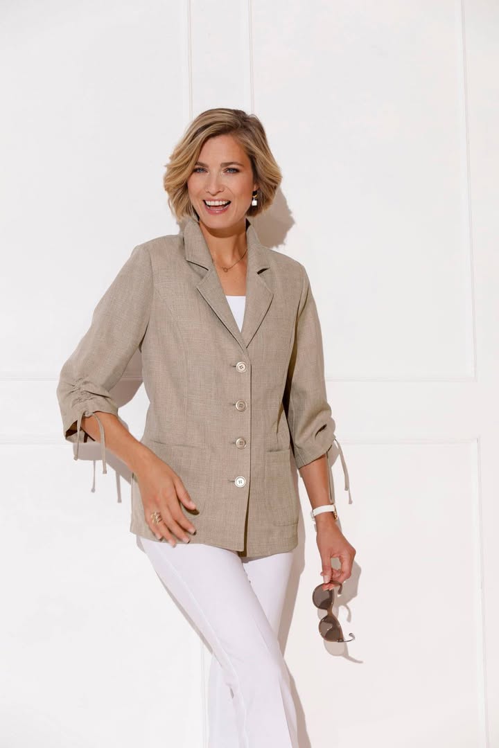 Femininer Blazer in Beige, sommerlich leichte und modische Raffung am Ärmel. Bild: Sieh an! F/S-Katalog 2021/Witt-Gruppe