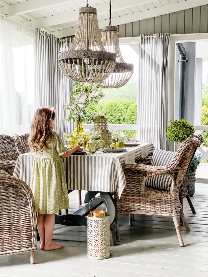memory of summer – ein stimmungsvolles Esszimmer mit Ösenschals, Gardinen mit Kräuselband sowie mit gestreifter rechteckiger Tischdecke. Bild: ©dekoria