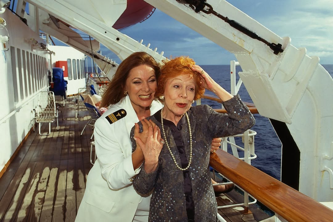 Beatrice (Heide Keller, l.) freut sich sehr über den Besuch ihrer Mutter (Gisela Trowe, r.) an Bord.
Foto: © ZDF/ Dirk Bartling