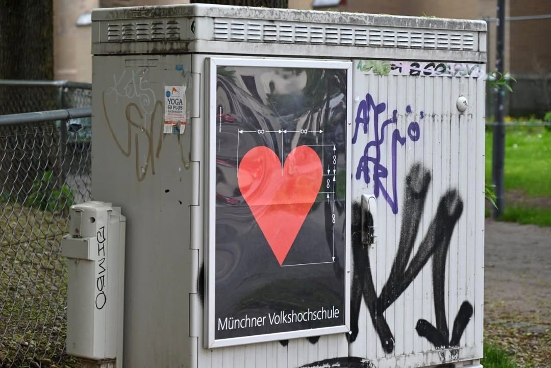 Das „vermaßte“ Herz im öffentlichen Bereich. Plakatmotiv, 2004, © Pierre Mendell Design. Foto: Martin Jost, MVHS