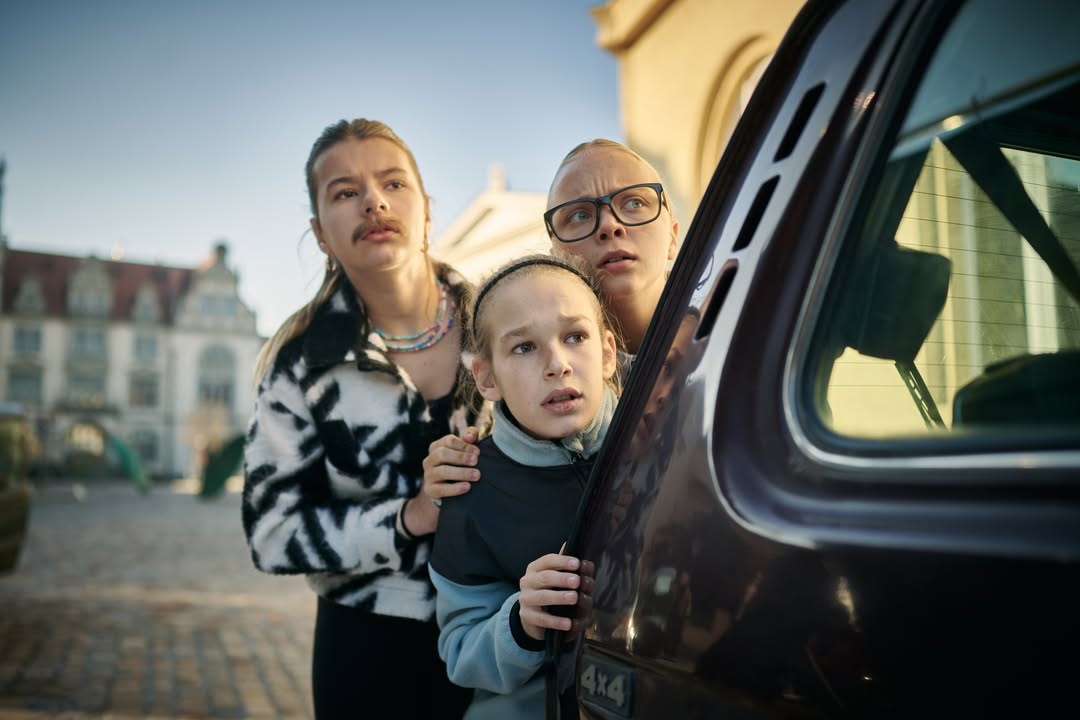 Standbild: Elisabeth Bellé (Tammi), Lale Andrä (Keks) und Noèl Gabriel Kipp (Umbo). © Copyright Mideu Films. Fotograf Felix Abraham