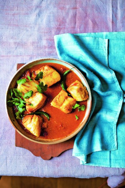 Macher Jhol – Bengalisches Fischcurry. Fotografie © Kim Lightbody, AT Verlag / www.at-verlag.ch