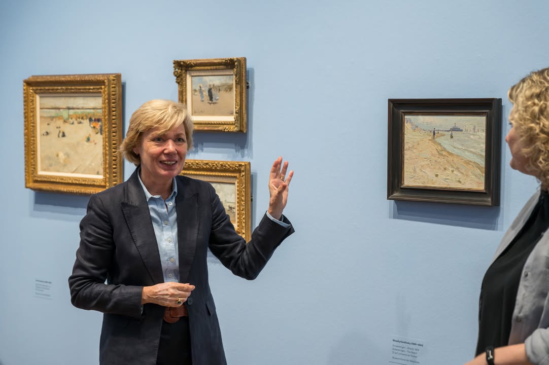 Prof. Dr. Ulrike Wolff-Thomsen in der Ausstellung Frischer Wind - Impressionismus © Museum Kunst der Westküste, Foto: Lukas Spörl