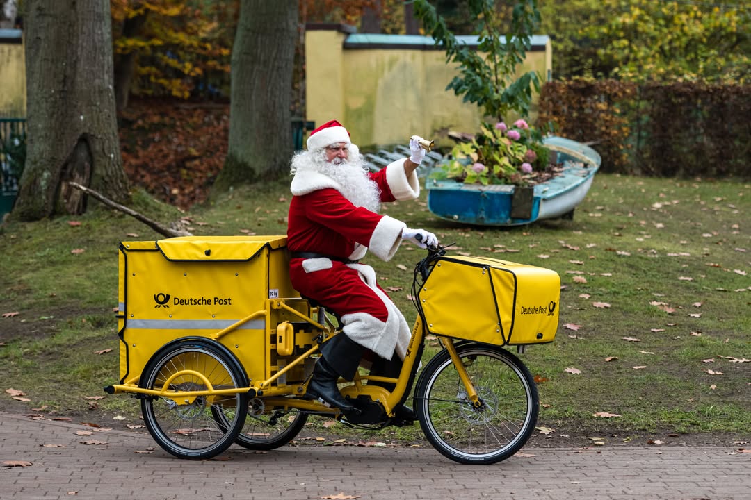 Weihnachtsmann auf Fahrrad der Deutschen Post. Bild: © Jens Schlüter