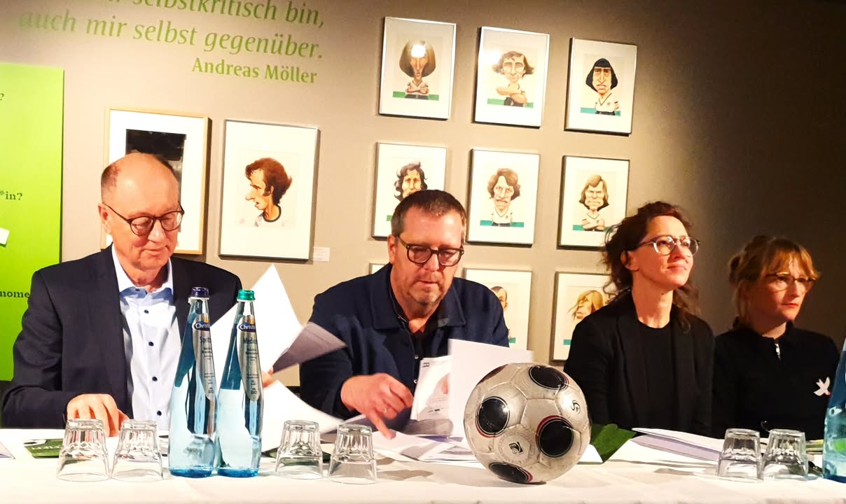 (v.l.): Bernhard Gutowski, Stiftung Fussball&Kultur EURO2024, Dr. Sønke Burmeister, Niedersächsische Lotto-Sport-Stiftung, Dr. Eva Jandl-Jörg, Direktorin Museum Wilhelm Busch, Luise Wick, Kunstvermittlung. Foto: © Brigitte Karch