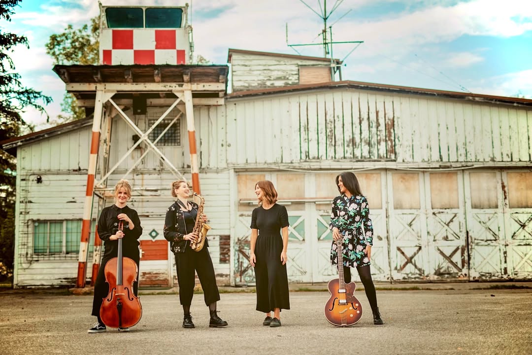 Jeanne D‘Azz, Mitwirkende: Elisa, Lola, Maresa & Johanna an Gesang, Gitarre, Cello und Saxophon