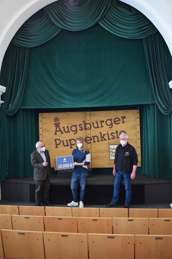 Foto (v.l.): Christoph Mayer, Puppenspiel Förderverein, Christina Völlinger Marktingleitung deuter Sport GmbH, Klaus Marschall Chef der Augsburger Puppenkiste.