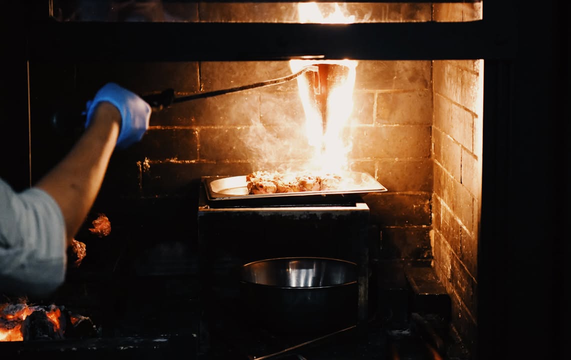 Braten über offenem Feuer im Lokal NOA. Foto: Visit Estonia