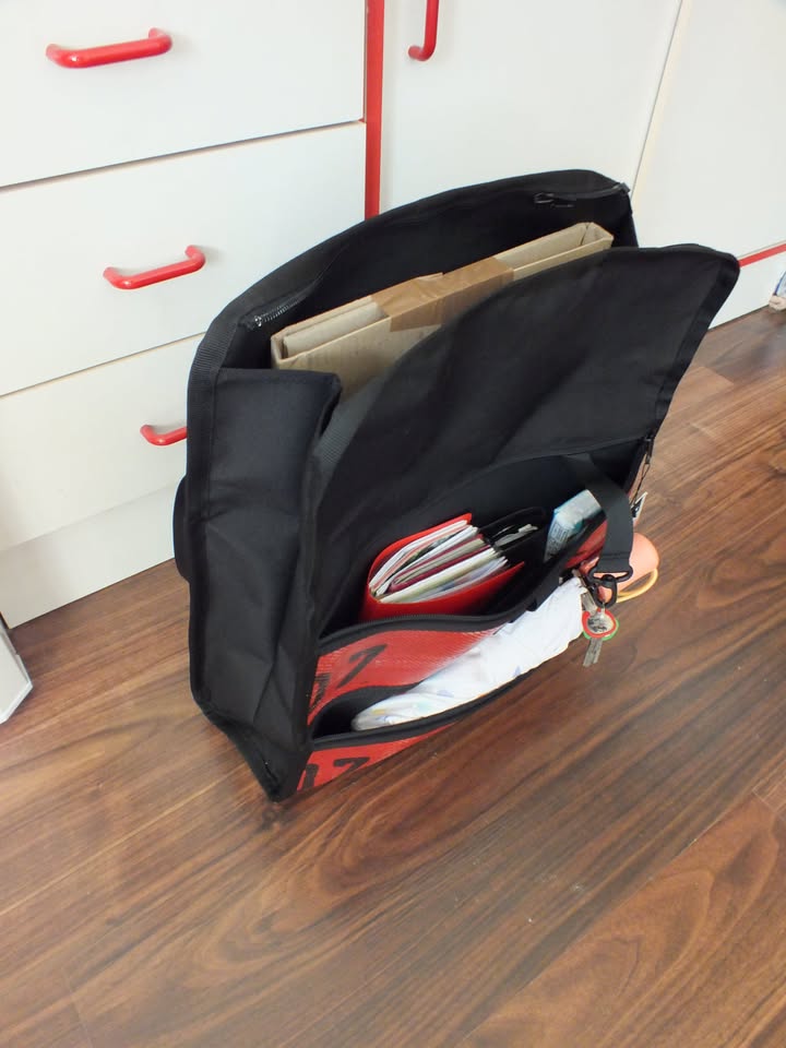 In der Rolltoptasche Ed fühlt ich sogar ein Taschenschirm wohl. Der Schlüsselfinder am Band sowieso. Bild. Brigitte Karch